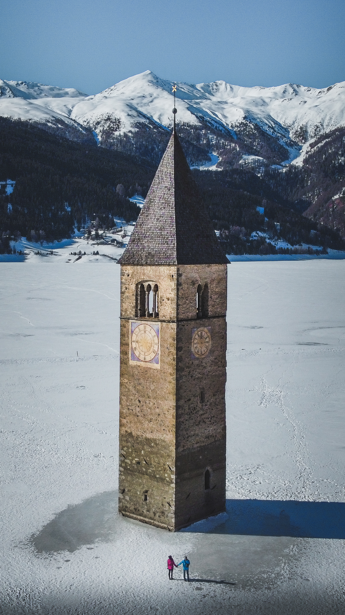 Luftaufnahme vom Turm im See in Grainau, Italien