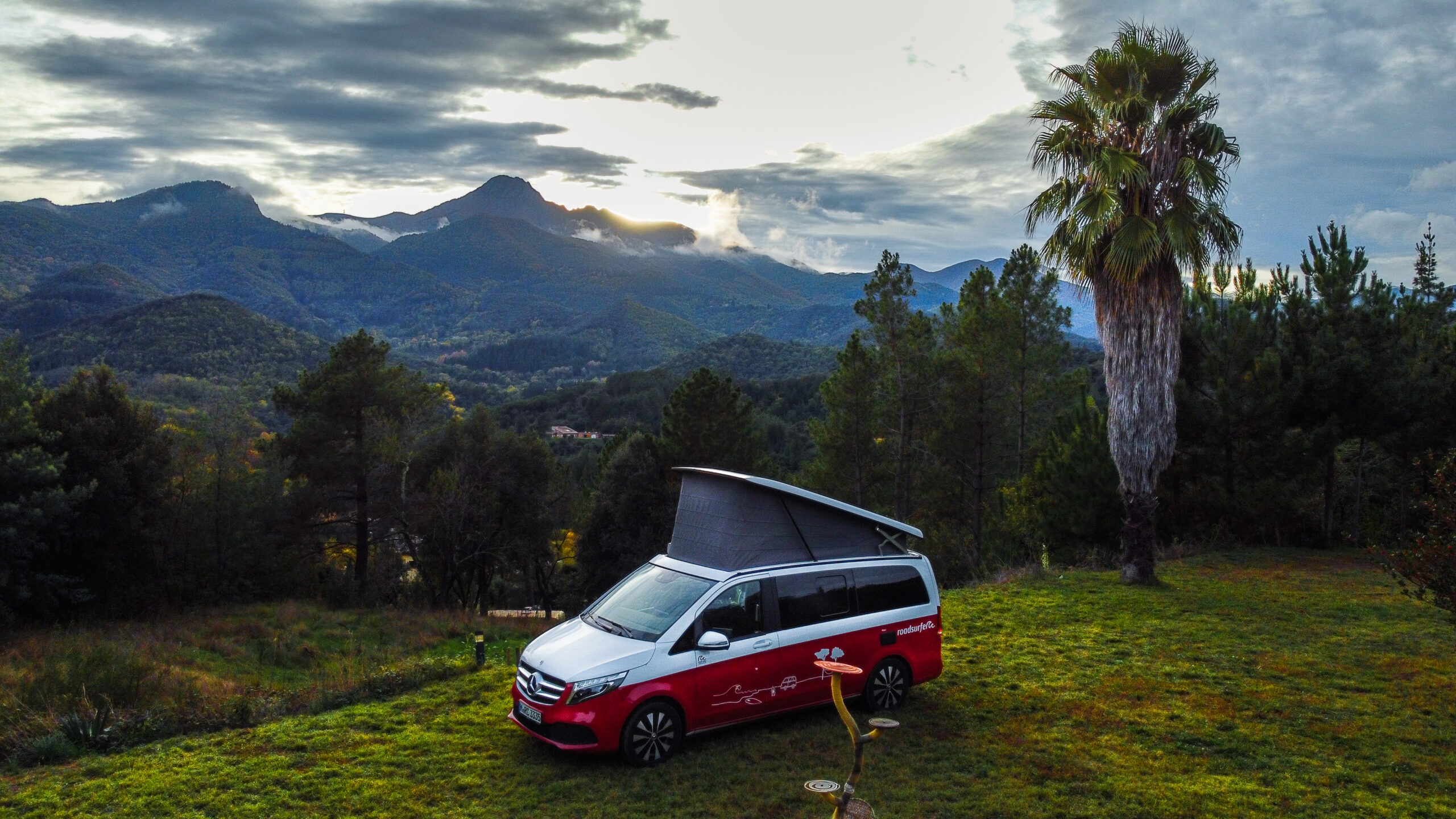 Roadsurfer Campervan steht in den Bergen in Spanien